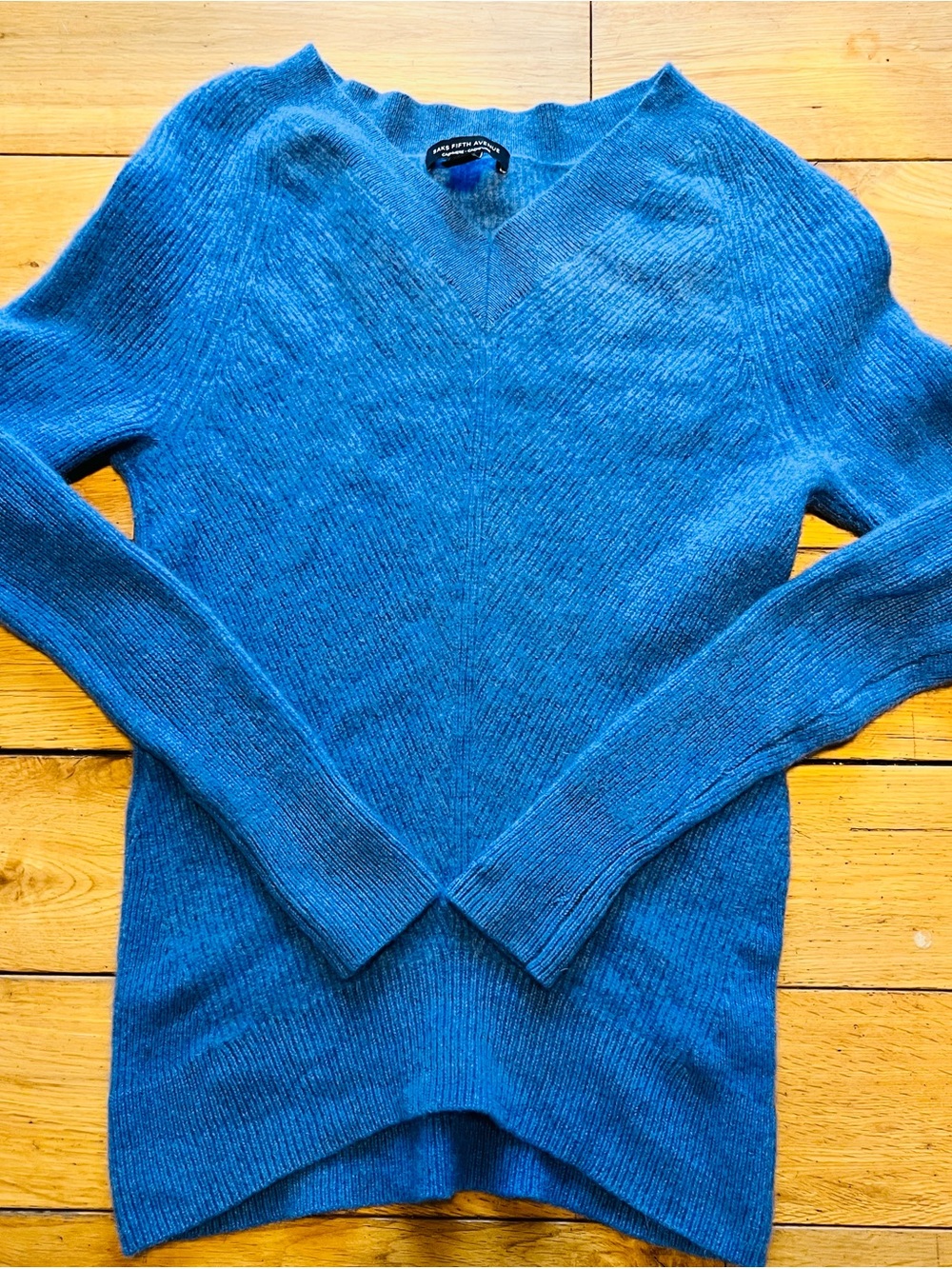Saks Fifth Avenue Cashmere Knit V-Neck Ribbed jumper Blue
100% cashmere
